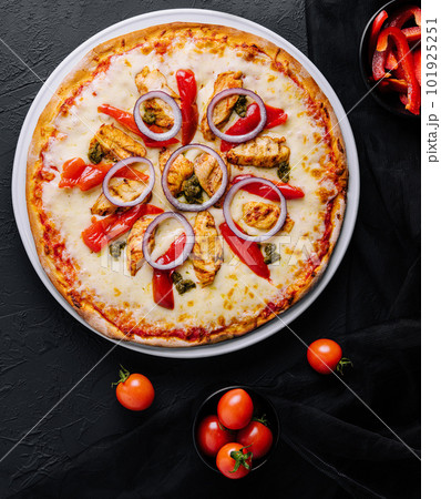 Fresh barbecue chicken pizza with vegetables 101925251