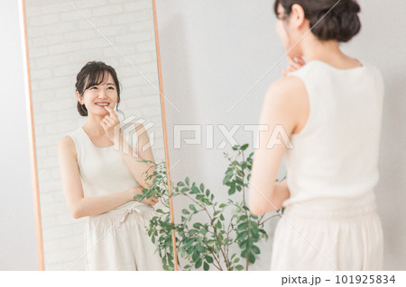 唇荒れ・ヘルペス・口内炎にが治った笑顔のアジア人女性 101925834