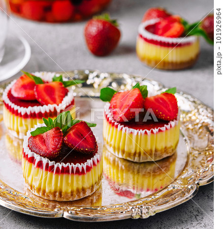 Mini strawberry cheesecake in muffin forms Mini strawberry cheesecake in muffin forms 101926964