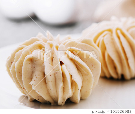 closeup vanilla cream on white plate 101926982