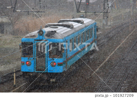 降雪の中、駅を出て行く北近畿タンゴ鉄道の800形車両 101927209