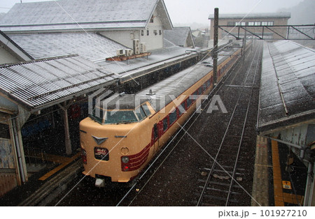 降雪の中ホームに停車中の、JR西日本381系特急「はしだて」旧国鉄色塗装、跨線橋から見下ろす 降雪の中ホームに停車中の、JR西日本381系特急「はしだて」旧国鉄色塗装、跨線橋から見下ろす 101927210