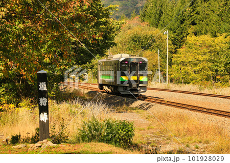s塩狩峠を行く列車 s塩狩峠を行く列車 101928029
