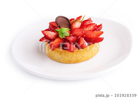 Tartlet with strawberry on white plate Tartlet with strawberry on white plate 101928339