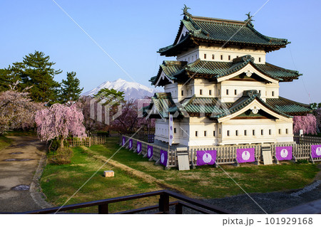 弘前城朝の絶景 岩木山と朝日を浴びる天守閣 青森県 弘前城朝の絶景 岩木山と朝日を浴びる天守閣 青森県 101929168