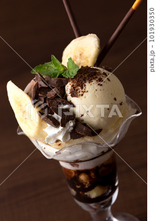 バナナとチョコレートのパフェ・スイーツ・デザート	 101930350