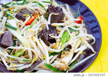 Stir fried chicken blood jelly with bean sprouts 101930797