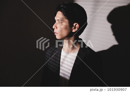 男性ポートレート 影 男性ポートレート 影 101930907