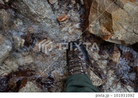 湧き水が流れる登山道を歩く 101931092