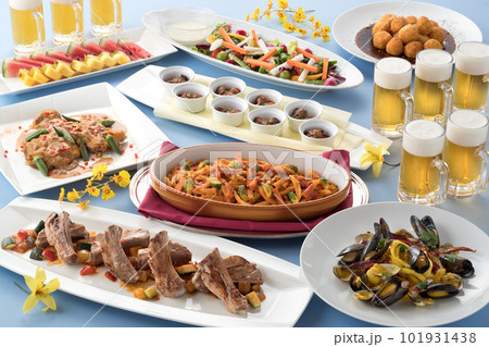 夏の宴会料理・ビュッフェ・バイキング・パーティー・大皿・卓盛り料理 101931438
