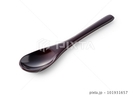 白い背景に置かれた漆塗りのスプーン 101931657
