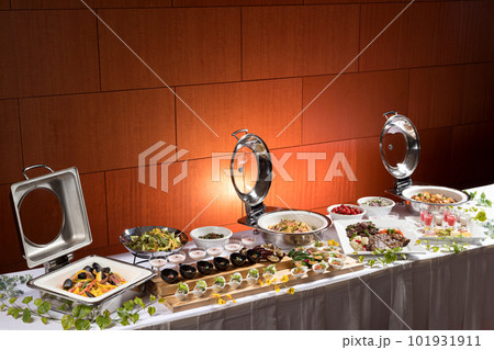 宴会料理・ビュッフェ・バイキング・パーティー・大皿・卓盛り料理 101931911