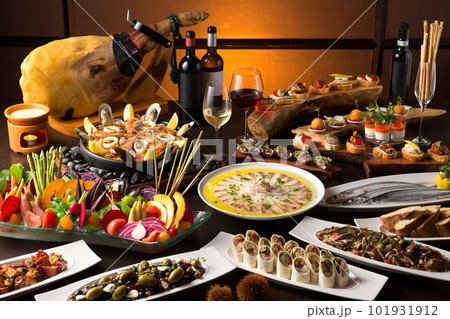 宴会料理・ビュッフェ・バイキング・パーティー・大皿・卓盛り料理 101931912