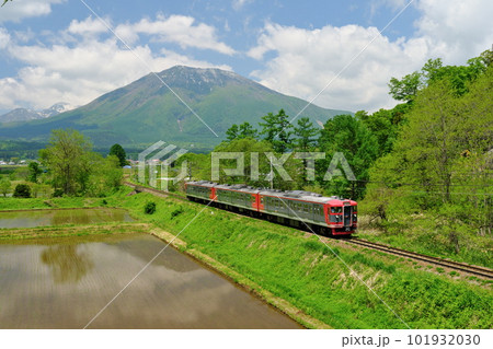 信州信濃町 新緑の黒姫山を背に走る北しなの線列車（黒姫駅ー古間駅間） 101932030