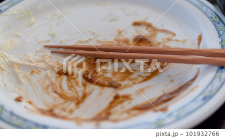 食べ終わった汚れた皿 食べ終わった汚れた皿 101932766