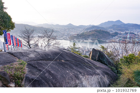 晴れた朝、千光寺公園の鼓岩から尾道水道一望（広島県尾道市） 101932769