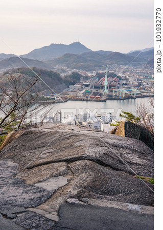 晴れた朝、千光寺公園の鼓岩から尾道水道一望（広島県尾道市） 101932770