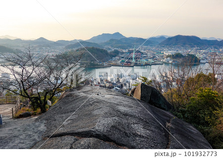 晴れた朝、千光寺公園の鼓岩から尾道水道一望(広島県尾道市) 晴れた朝、千光寺公園の鼓岩から尾道水道一望(広島県尾道市) 101932773