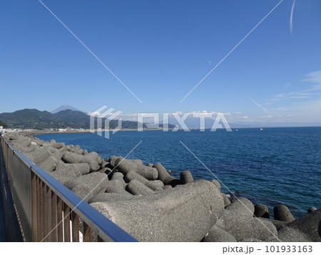 東名高速道路下り線 静岡の由比パーキングエリアから望む富士山と駿河湾 風景写真 101933163
