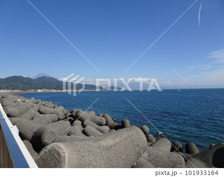 東名高速道路下り線 静岡の由比パーキングエリアから望む富士山と駿河湾 風景写真 101933164