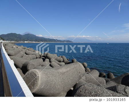 東名高速道路下り線 静岡の由比パーキングエリアから望む富士山と駿河湾 風景写真 101933165