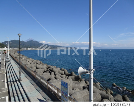 東名高速道路下り線 静岡の由比パーキングエリアから望む富士山と駿河湾 風景写真 101933173