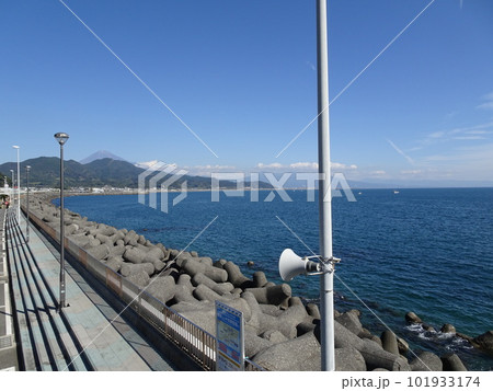 東名高速道路下り線 静岡の由比パーキングエリアから望む富士山と駿河湾 風景写真 101933174