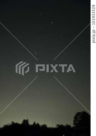 北杜市長坂町、南東の夜空に昇るアンタレス（さそり座） 101933528