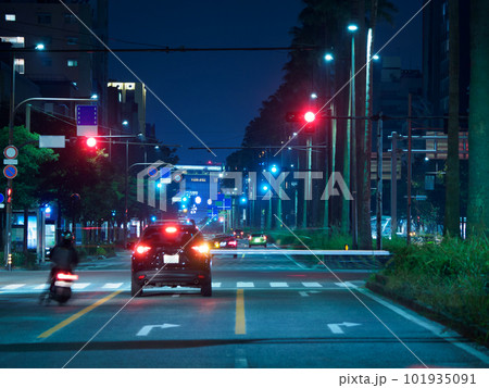 夜の都会の大きな道路を走る車 101935091