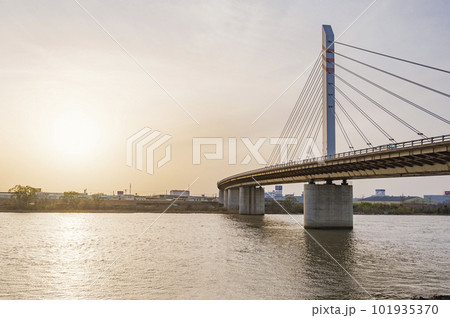 新潟　信濃川の夕景 101935370