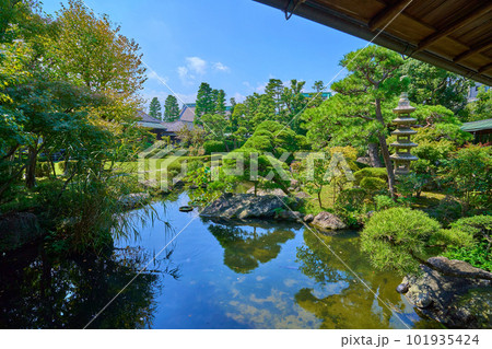 東京都葛飾区柴又7丁目の帝釈天(題経寺)の大回廊から庭園(邃渓園)を見る 東京都葛飾区柴又7丁目の帝釈天(題経寺)の大回廊から庭園(邃渓園)を見る 101935424