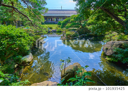 東京都葛飾区柴又7丁目の帝釈天(題経寺)の大回廊から庭園(邃渓園)と大客殿方面を見る 東京都葛飾区柴又7丁目の帝釈天(題経寺)の大回廊から庭園(邃渓園)と大客殿方面を見る 101935425