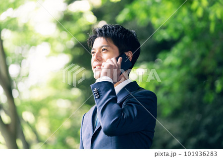 自然の中で通話するビジネスマン 自然の中で通話するビジネスマン 101936283