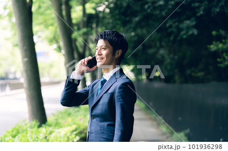 自然の中で通話するビジネスマン 101936298