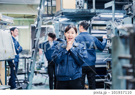 工場で喜ぶ女性労働者 101937110