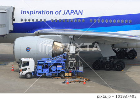 旅客機への給油　燃料補給 101937405