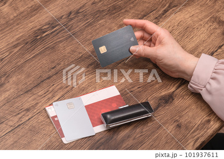 【預金通帳とカードと印鑑を用意する主婦】 101937611