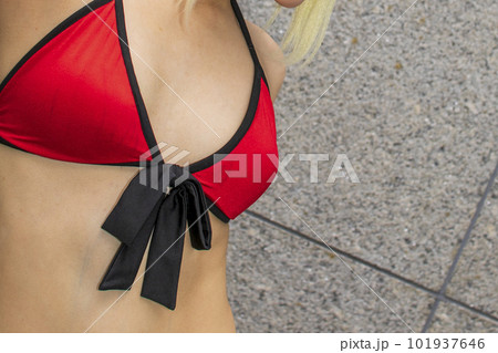 赤いビキニ水着を着た女性の両胸 赤いビキニ水着を着た女性の両胸 101937646