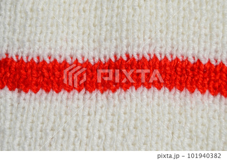 Handmade knitted fabric red and white wool background texture 101940382
