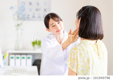 若い女性を診察する医師 101940796