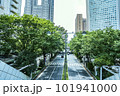 車や観光の人が行き交う大都会の風景イラスト 101941000
