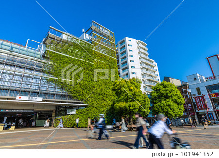 日本の東京都市景観　夏日。東急病院併設の東急電鉄 大岡山駅・駅舎などを望む 101941352