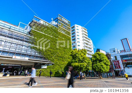 日本の東京都市景観　夏日。東急病院併設の東急電鉄 大岡山駅・駅舎などを望む 101941356