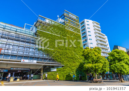 日本の東京都市景観　夏日。東急病院併設の東急電鉄 大岡山駅・駅舎などを望む 101941357