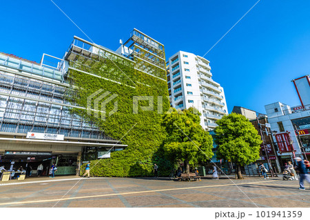 日本の東京都市景観　夏日。東急病院併設の東急電鉄 大岡山駅・駅舎などを望む 101941359