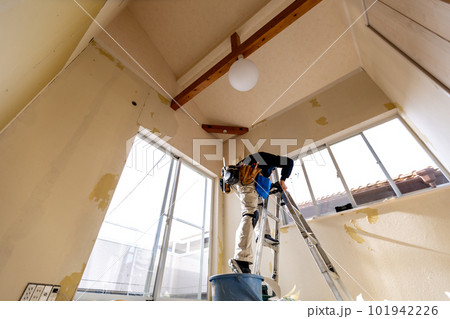 子供部屋のリフォーム　壁紙の貼り付け 101942226