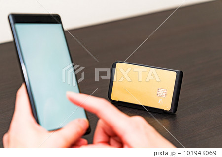クレジットカード を使って スマホ で キャッシュレス 決済 【 フィンテック の イメージ 】 クレジットカード を使って スマホ で キャッシュレス 決済 【 フィンテック の イメージ 】 101943069