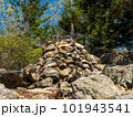 舎羅林山、頂上の積み石（兵庫県川西市・舎羅林山） 101943541