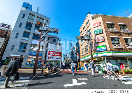 日本の東京都市景観 夏日。大岡山駅前の大岡山北口商店街などを望む 日本の東京都市景観 夏日。大岡山駅前の大岡山北口商店街などを望む 101943578