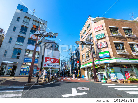 日本の東京都市景観　夏日。大岡山駅前の大岡山北口商店街などを望む 101943581